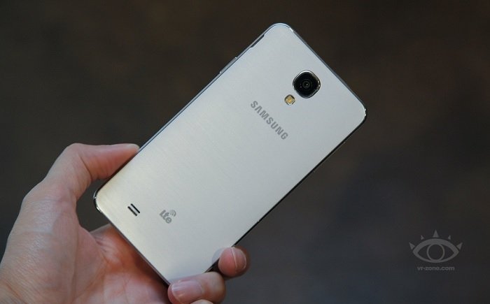 Открытие новой Галактики: смартфон Samsung Galaxy J  - изображение 2