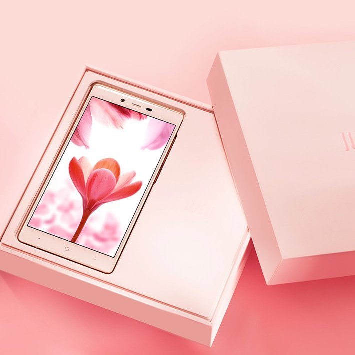 IUNI i1 – дамский смартфон в белой и розовой расцветках 