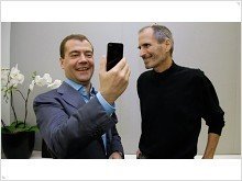Дмитрию Медведеву подарили iPhone 4