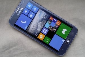 Сам у себя украл: смартфон Samsung SM-W750V - изображение
