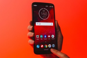 Анонсирован смартфон Motorola Moto Z3 – первый в мире аппарат с подключаемым - изображение