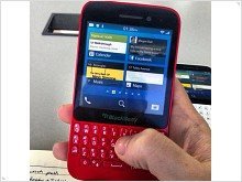 В сети появились фотографии красного BlackBerry R10 QWERTY